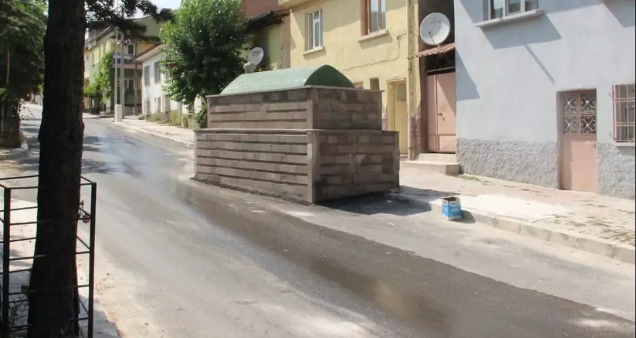 60 yıldır yol ortasında duruyor: Kaldırmaya çalışanın başına gelmedik kalmadı