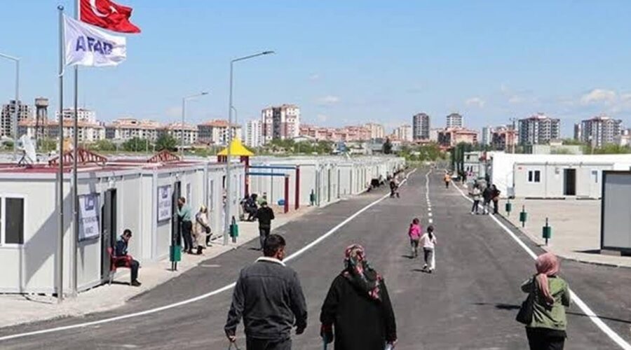 Depremzede aileler ortada kaldı: Ne ev var ne konteyner