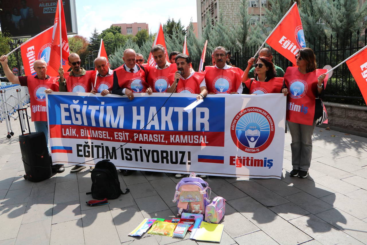 Eğitim-İş’ten eğitim pahalılığına tepki: ‘Eğitim hakkı ailenin cüzdanına bağlı hale getirildi’