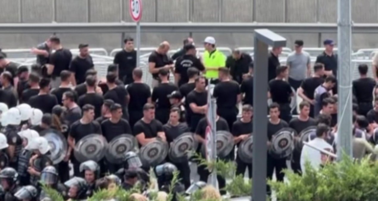 Kayyum Gürsel Tekin’i koruyan siyah giyimli korumalar dikkat çekti