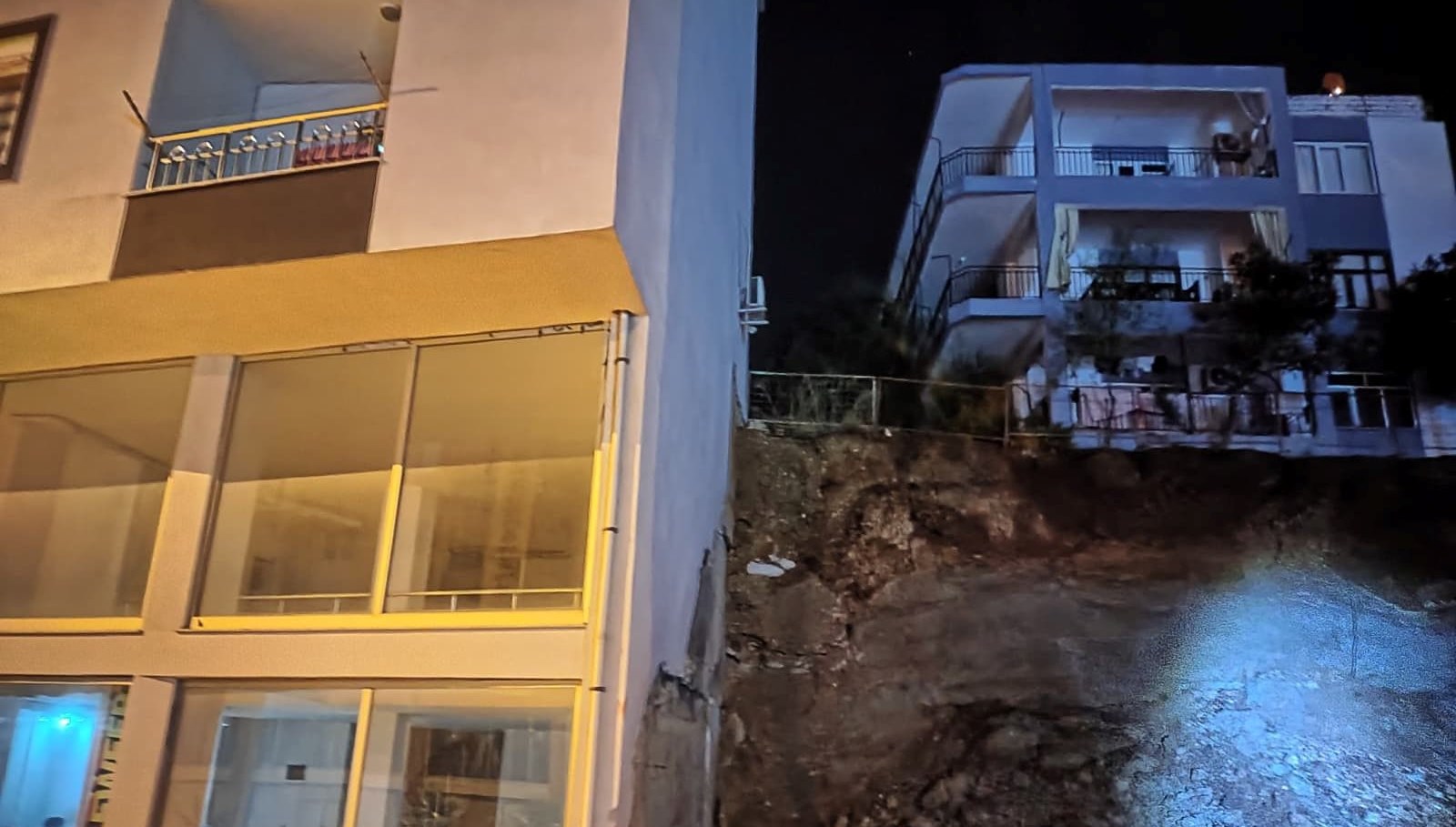 Antalya’da toprak kayması: Bir ev tahliye edildi