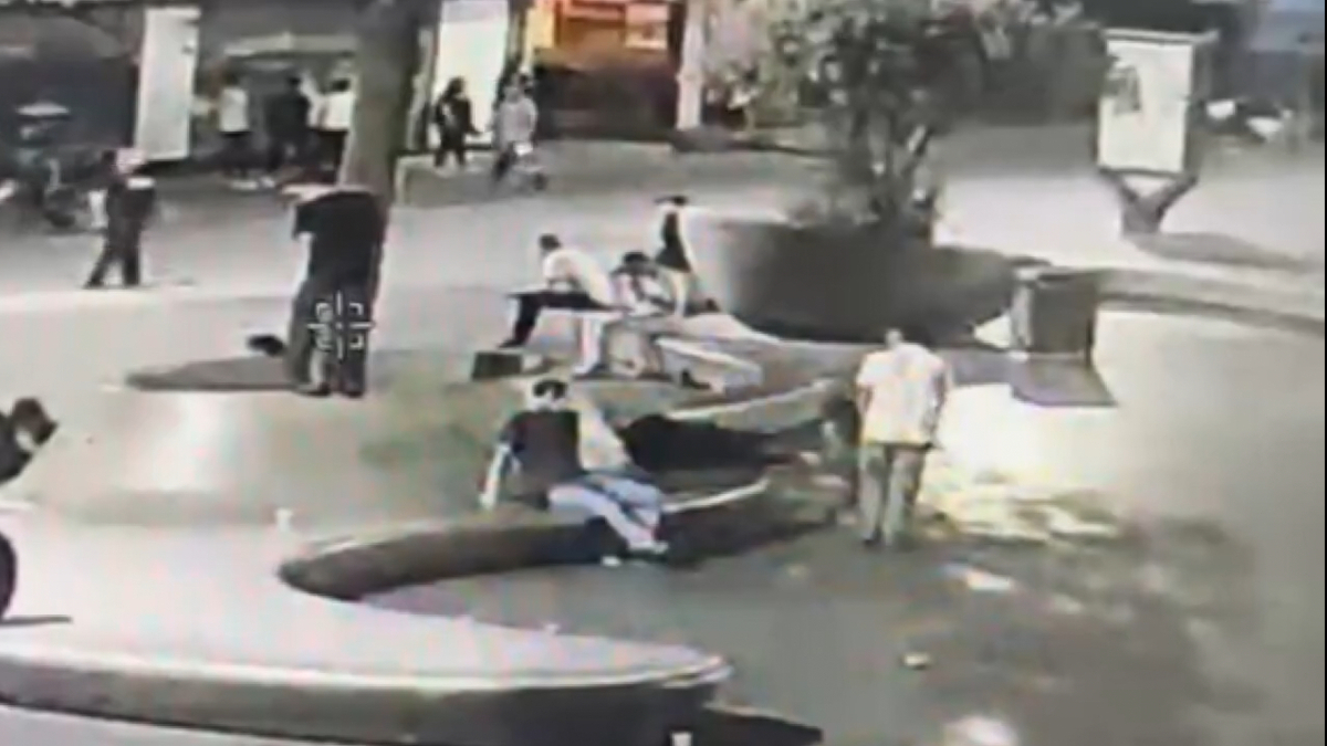 İstanbul’da  bankta uyuyan adamın telefonunu çaldı: Mağduru yanlış tarafa yönlendirdi