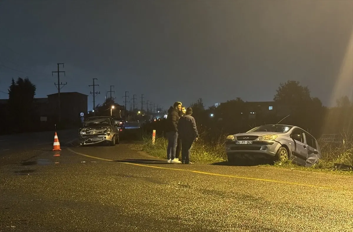 Sakarya’da Otomobil Kazası: 3 Yaralı sakaryada otomobil kazasi 3 yarali caPXJM3L.jpg