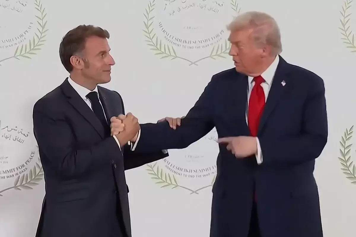 Trump ile Macron “bilek güreşi” sırasında ne konuştu? Kavgayı dudak okuma uzmanları çözdü