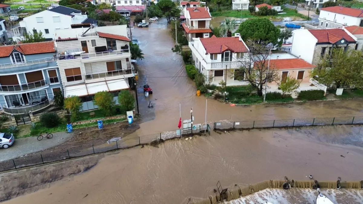 İzmir’de Sel: Şaftlı Dere Taştı