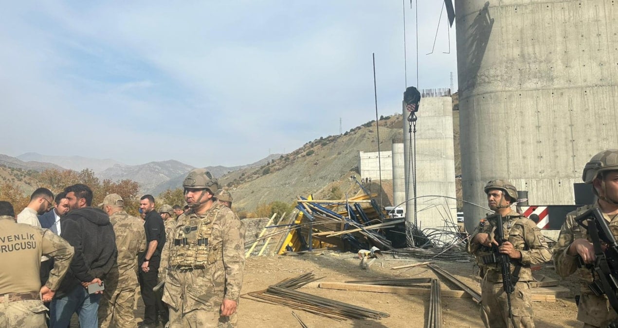 Viyadük inşaatında iskele çöktü! Ölü ve yaralılar var