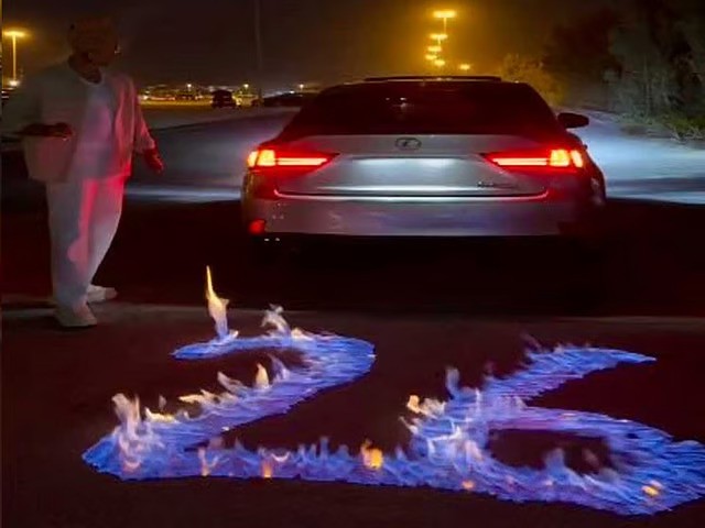 Doğum gününü kutlamak için yolu ateşe verdi