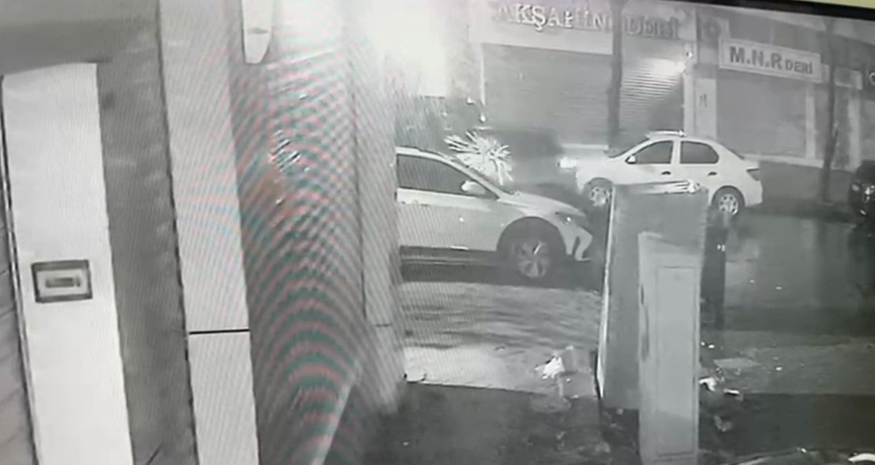 Uzun namlulu silahla park halindeki otomobile ateş açtılar