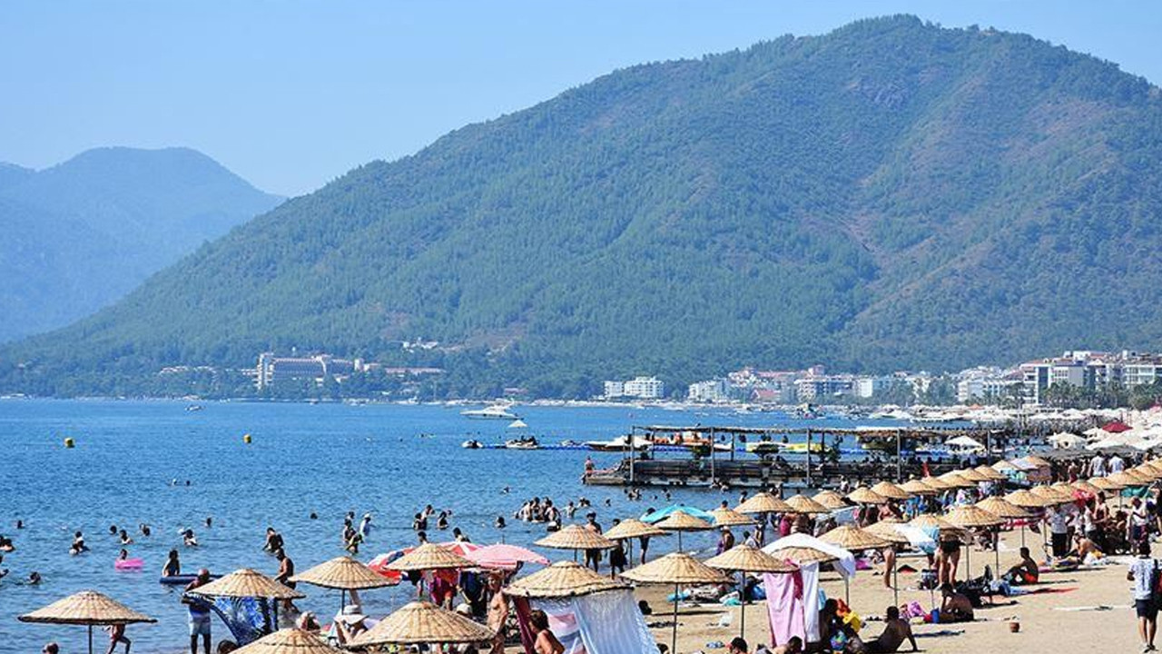 Antalya’da Bayram Öncesi Plaj Fiyatları Yükseliyor: Şezlong ve Şemsiye Ücretleri Tüketiciyi Zorluyor